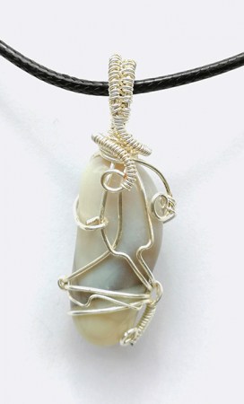 bijoux-alex-yell-monsi-collier-pendentif-pierres-naturelles-pierre-de-lune.jpg